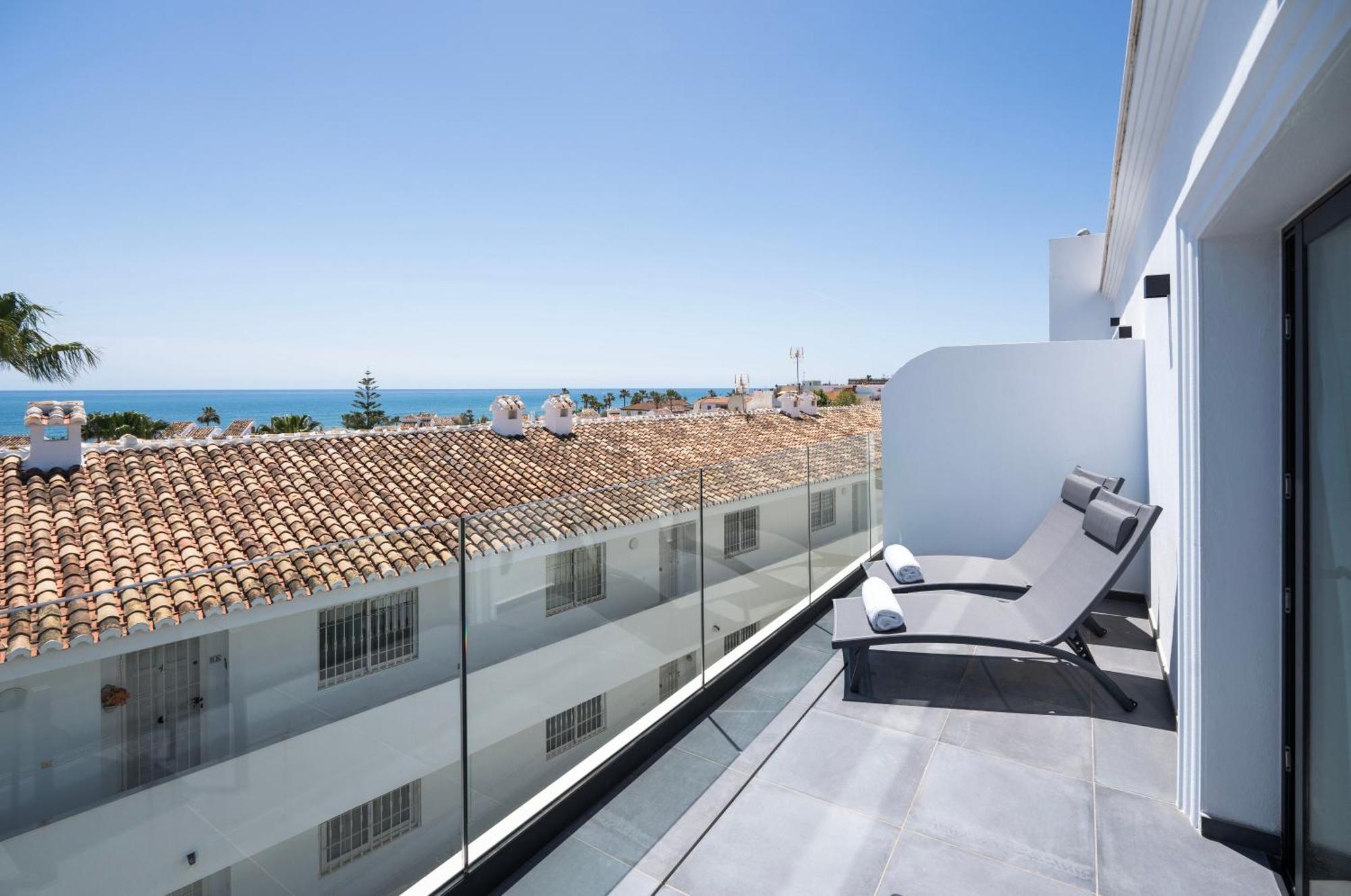 The Orange House Boutique Hotel And Upstairs Rooftop Bar Center Of La Cala De Mijas 100M From The Beach ภายนอก รูปภาพ