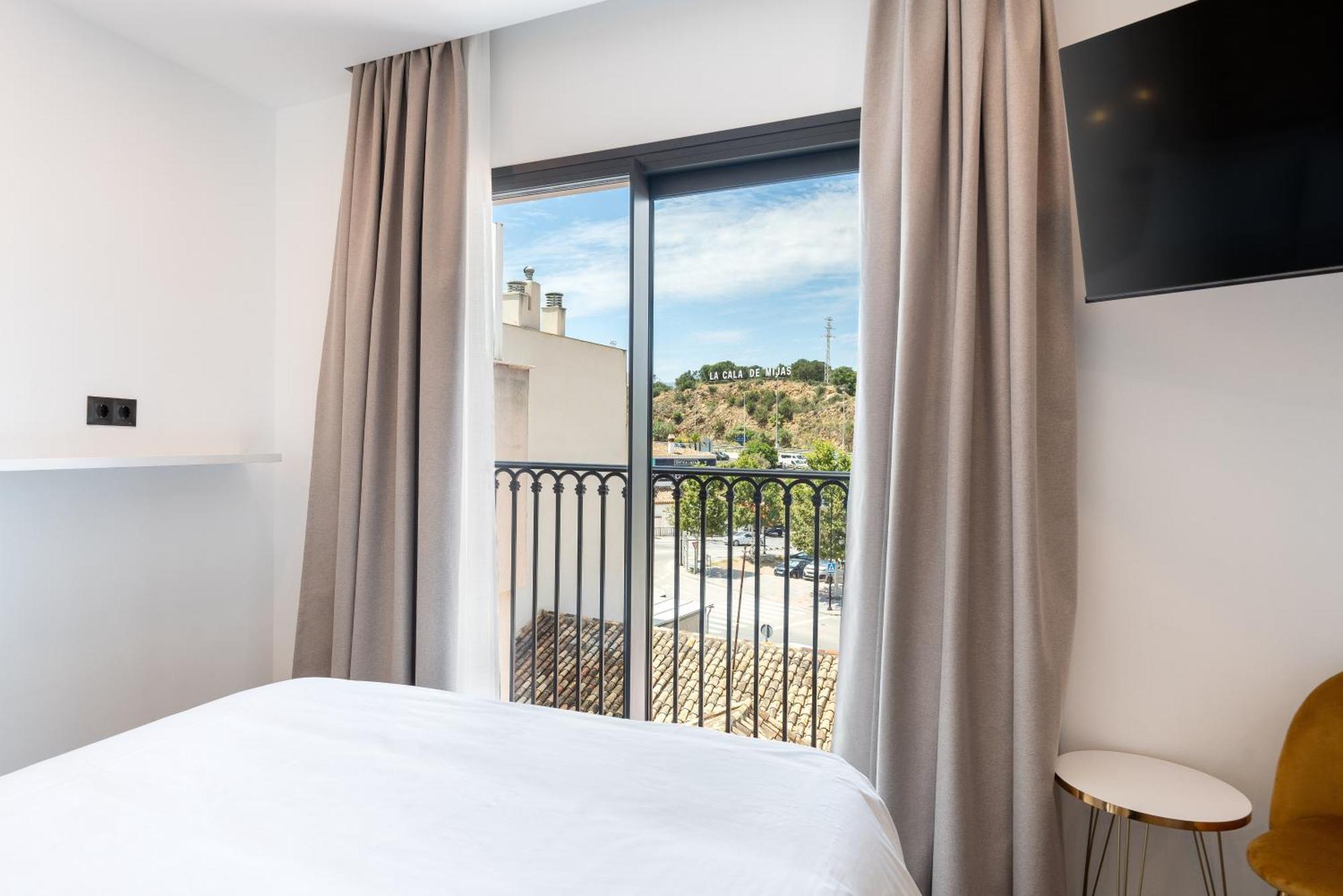 The Orange House Boutique Hotel And Upstairs Rooftop Bar Center Of La Cala De Mijas 100M From The Beach ภายนอก รูปภาพ